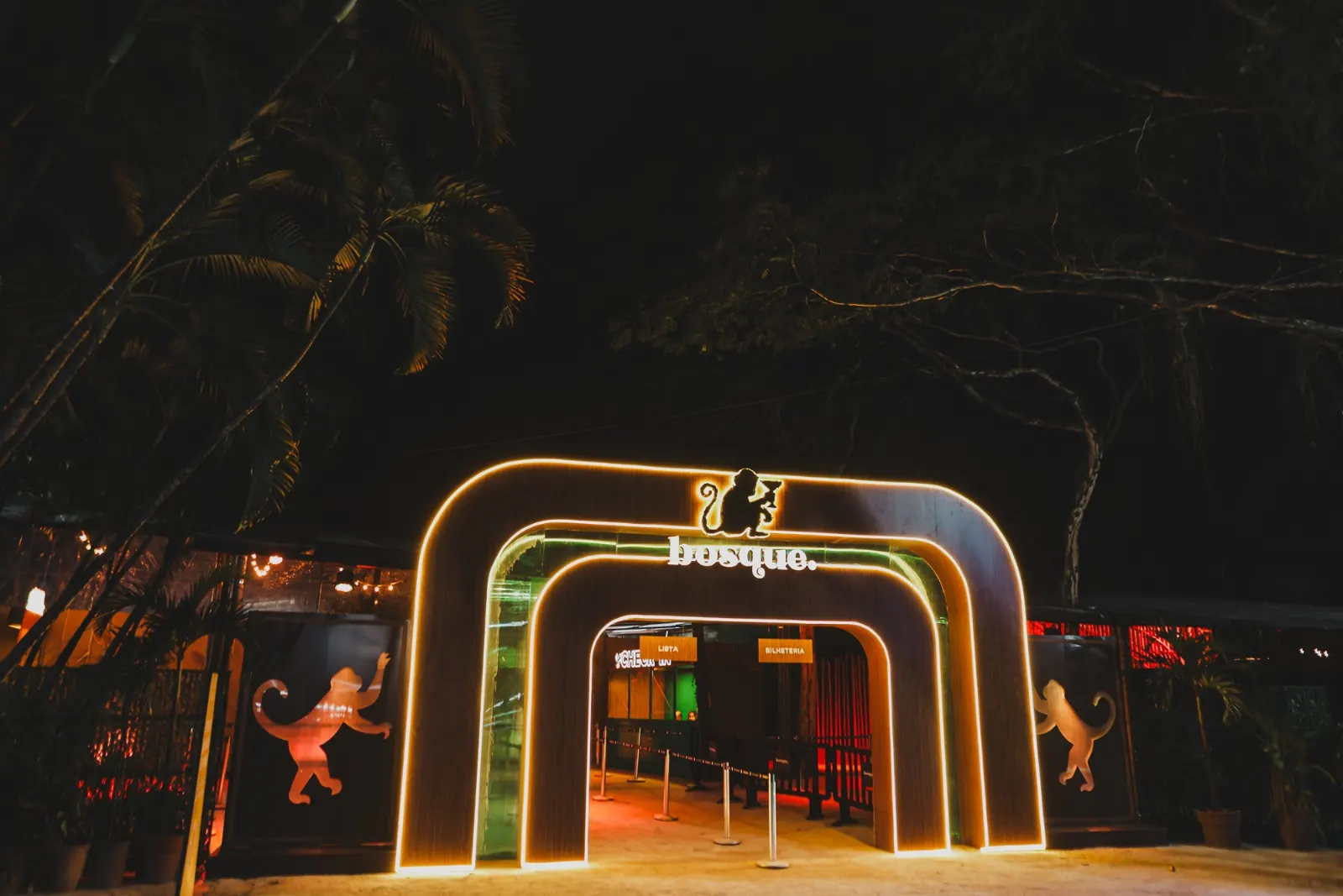 Entrada do Bosque com arcos de luz âmbar