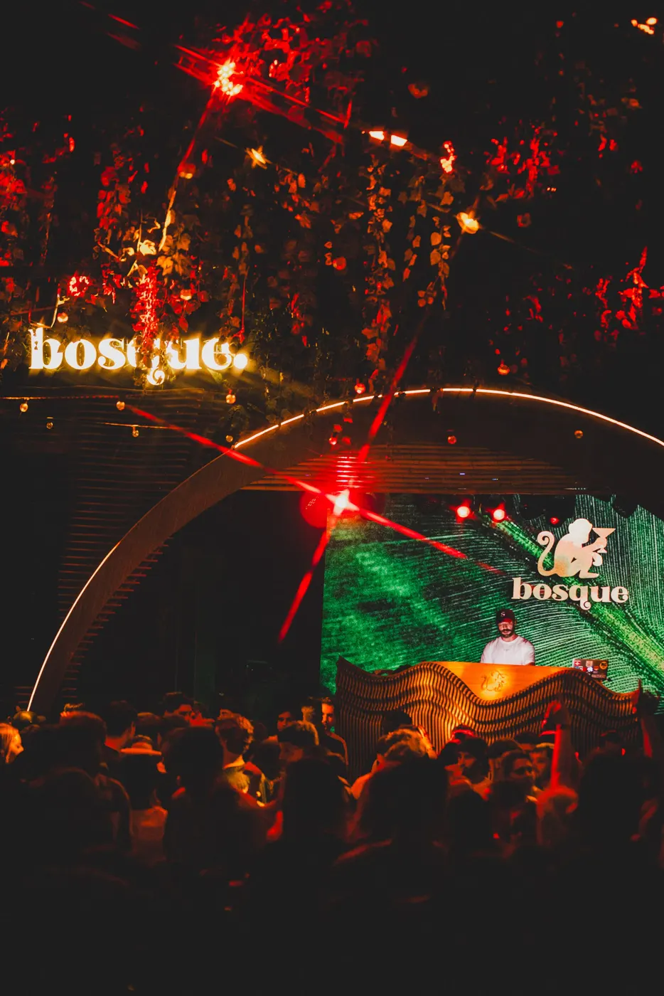 Palco do Bosque com luzes vermelhas