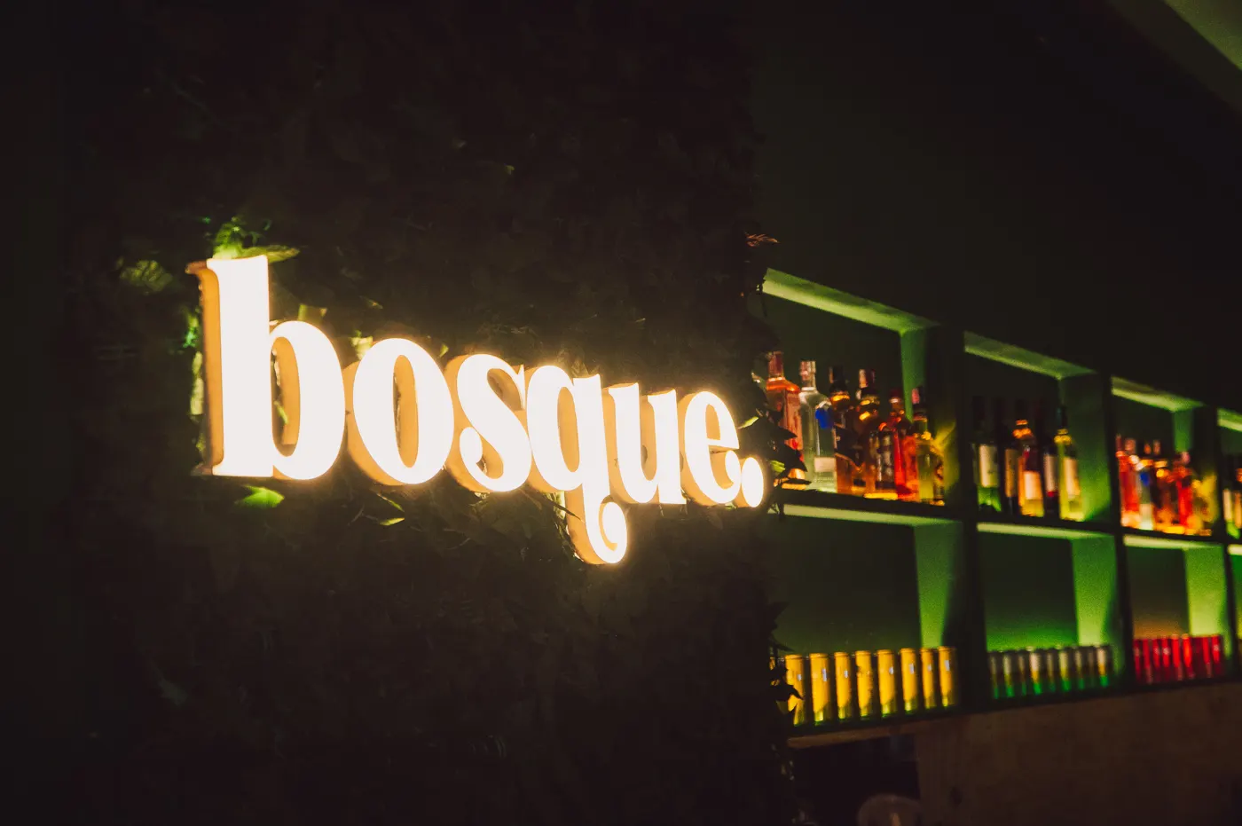 Letreiro bosque iluminado no bar
