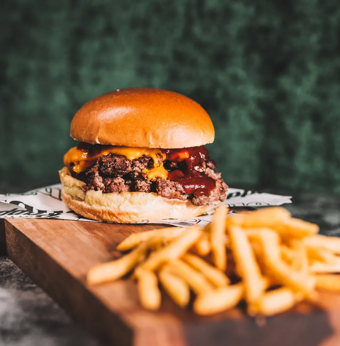 Burger do Malta Beef Club com batata frita
