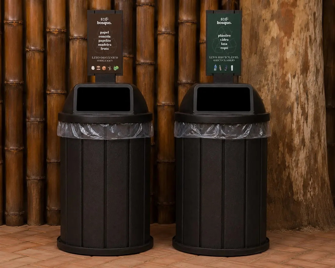 Lixeiras de madeira plástica reciclada entre o bambu